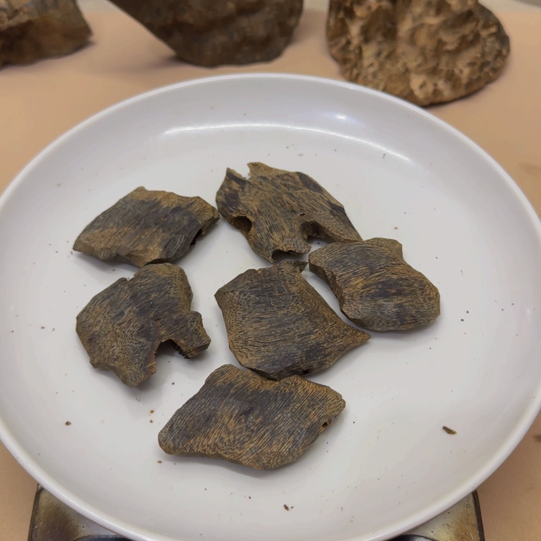 沉香沉香碎屑驼背黑棋高端块料50克