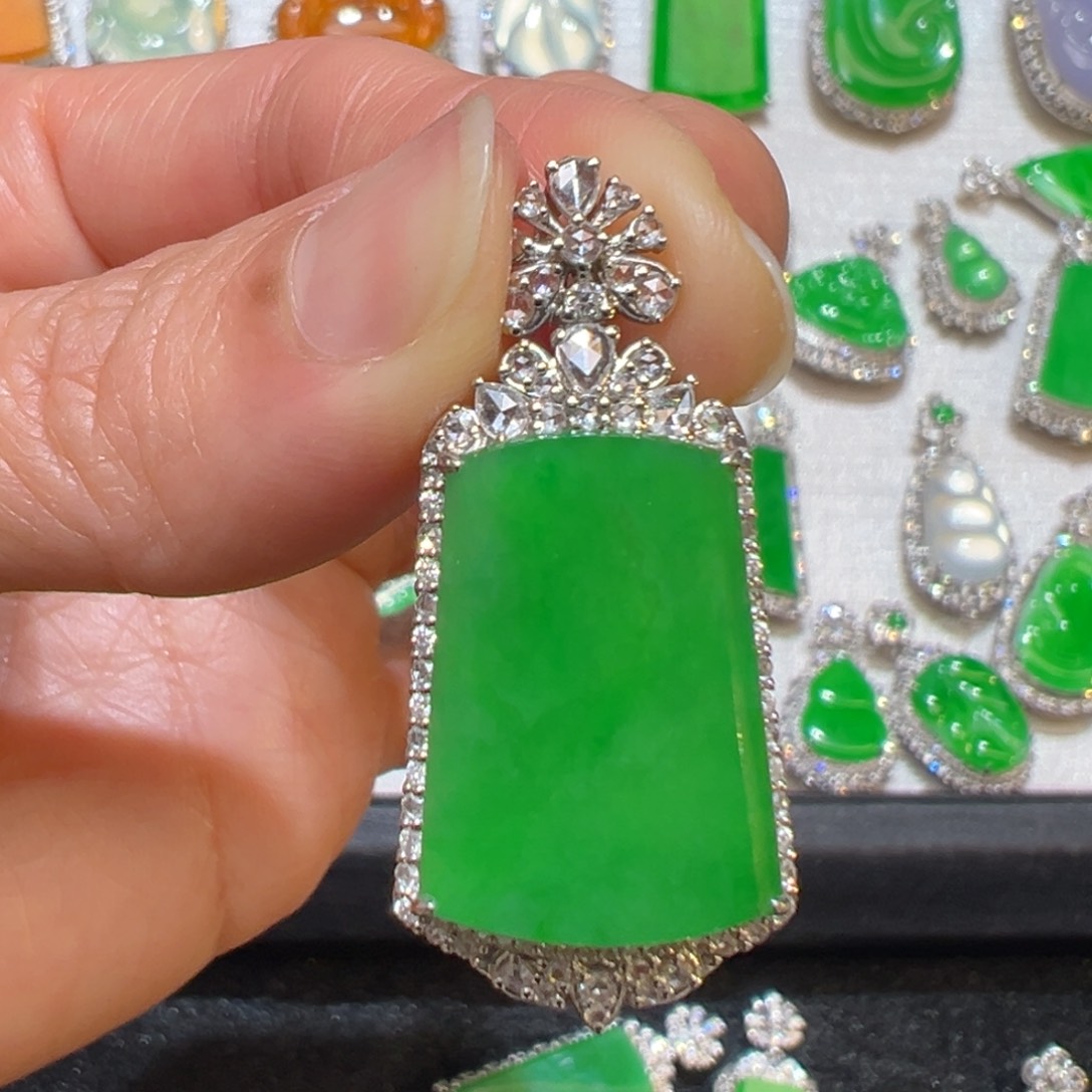 翡翠颈饰18K金镶嵌棉***朵