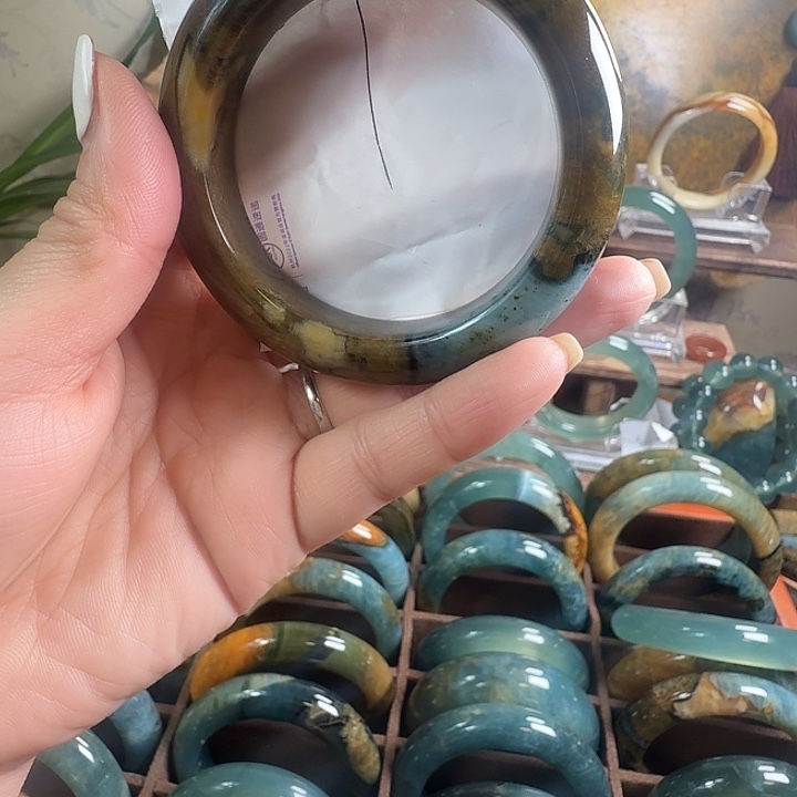 蛇纹石玉未镶嵌手镯