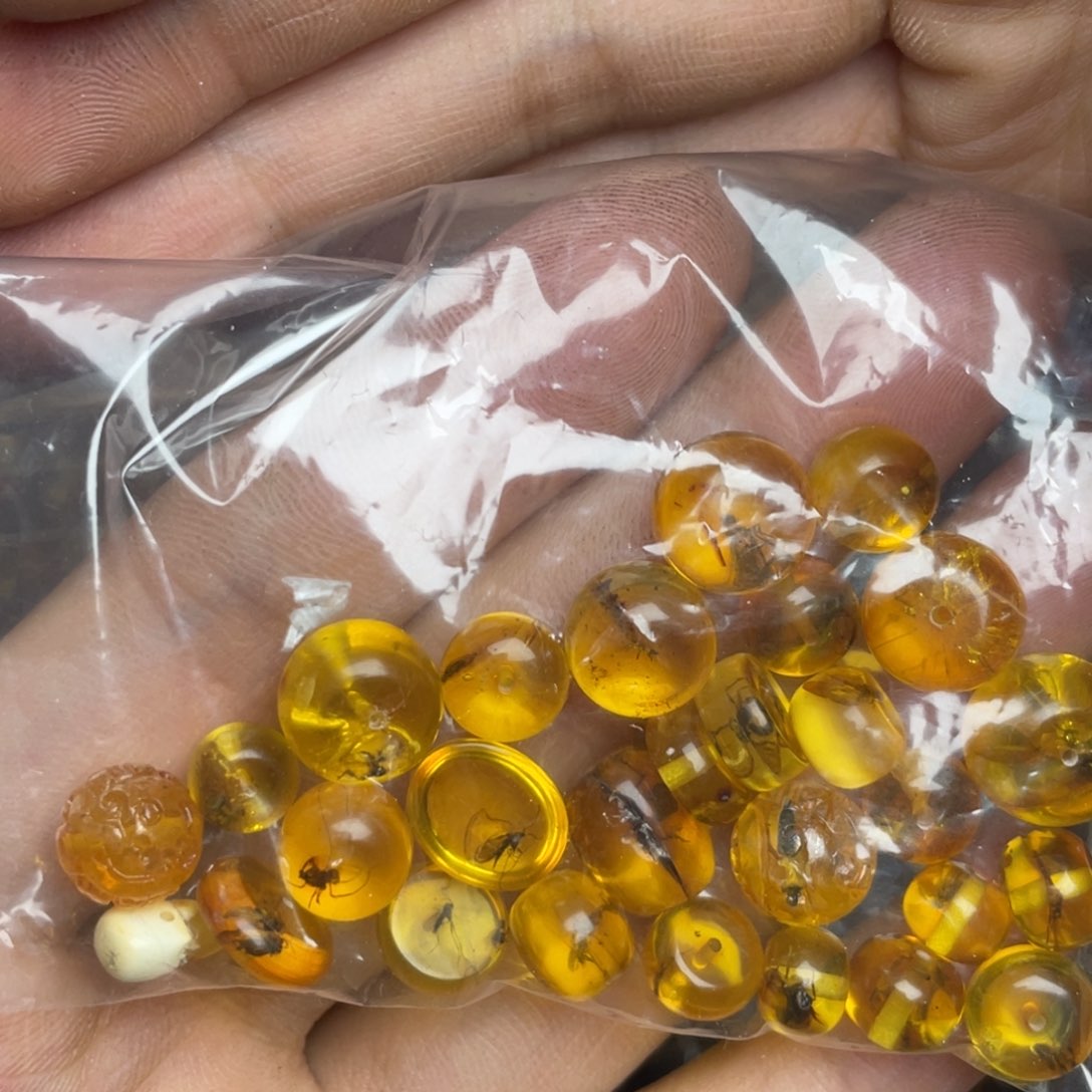 一***糖未镶嵌琥珀珠宝奇石