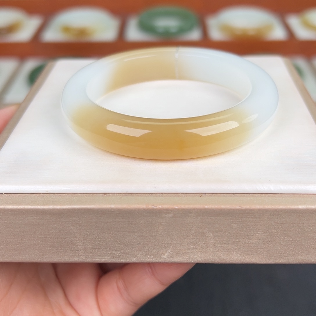 和田玉未镶嵌手镯糖白天地糖