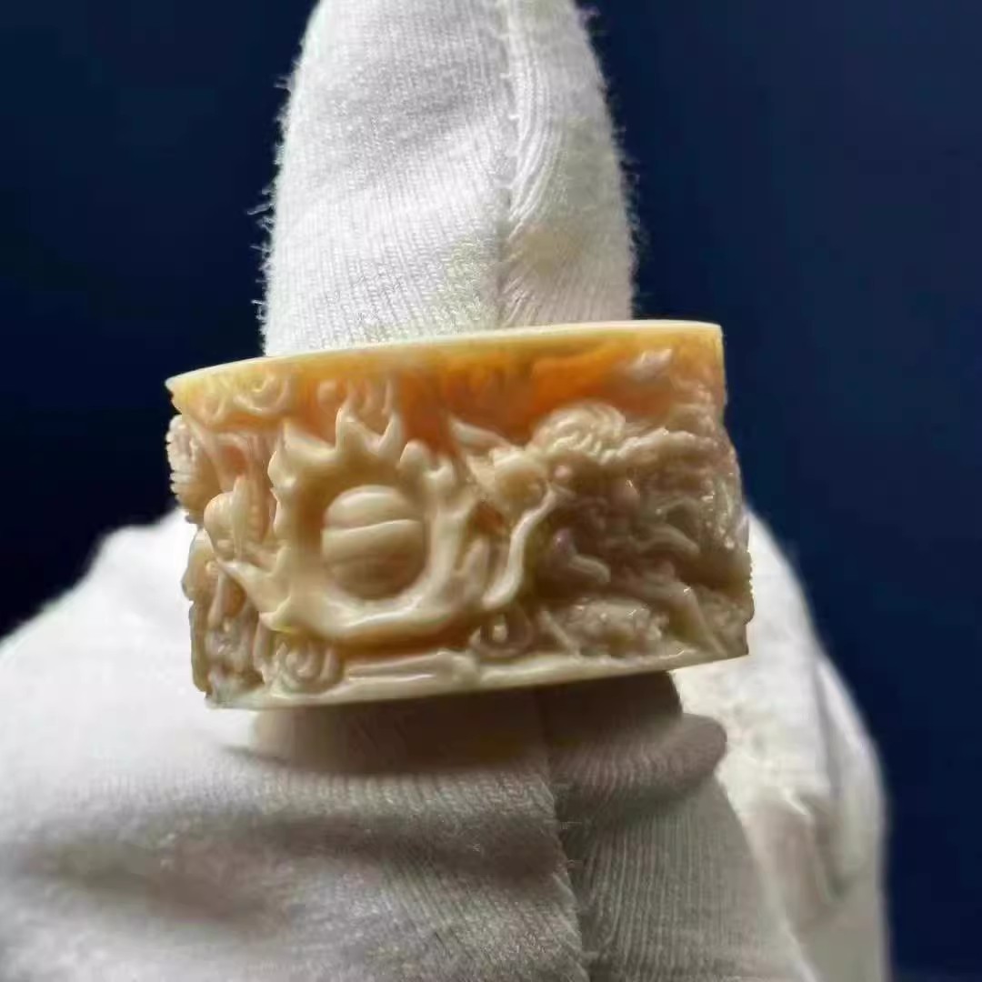 天然猛犸象牙高瓷高透料精工雕刻双龙戏珠扳指文玩满纹中式戒指