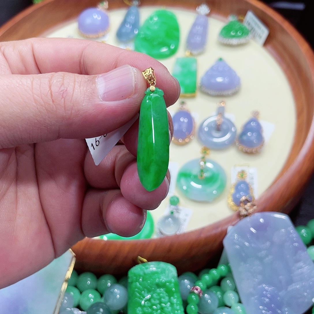 翡翠吊坠(不含链)18K金镶嵌