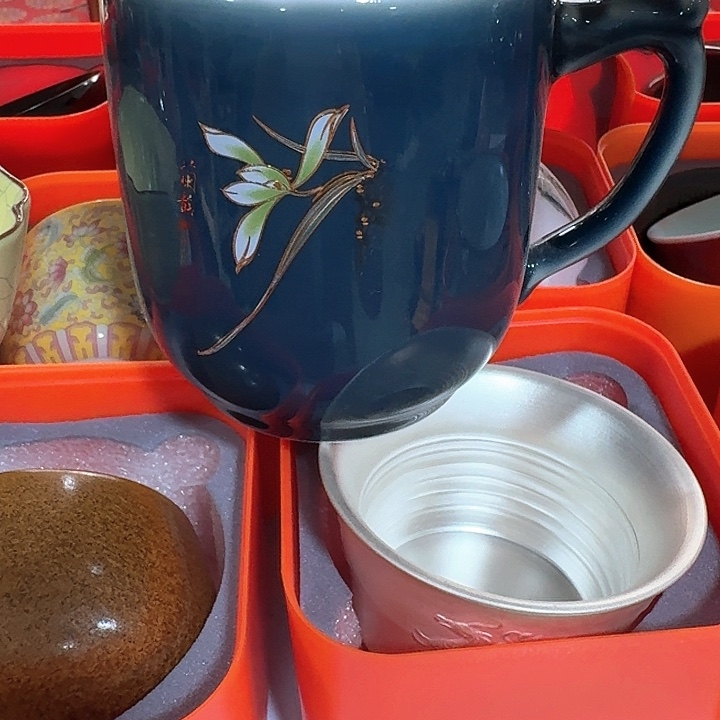 品茗杯一个，瓷。品茗