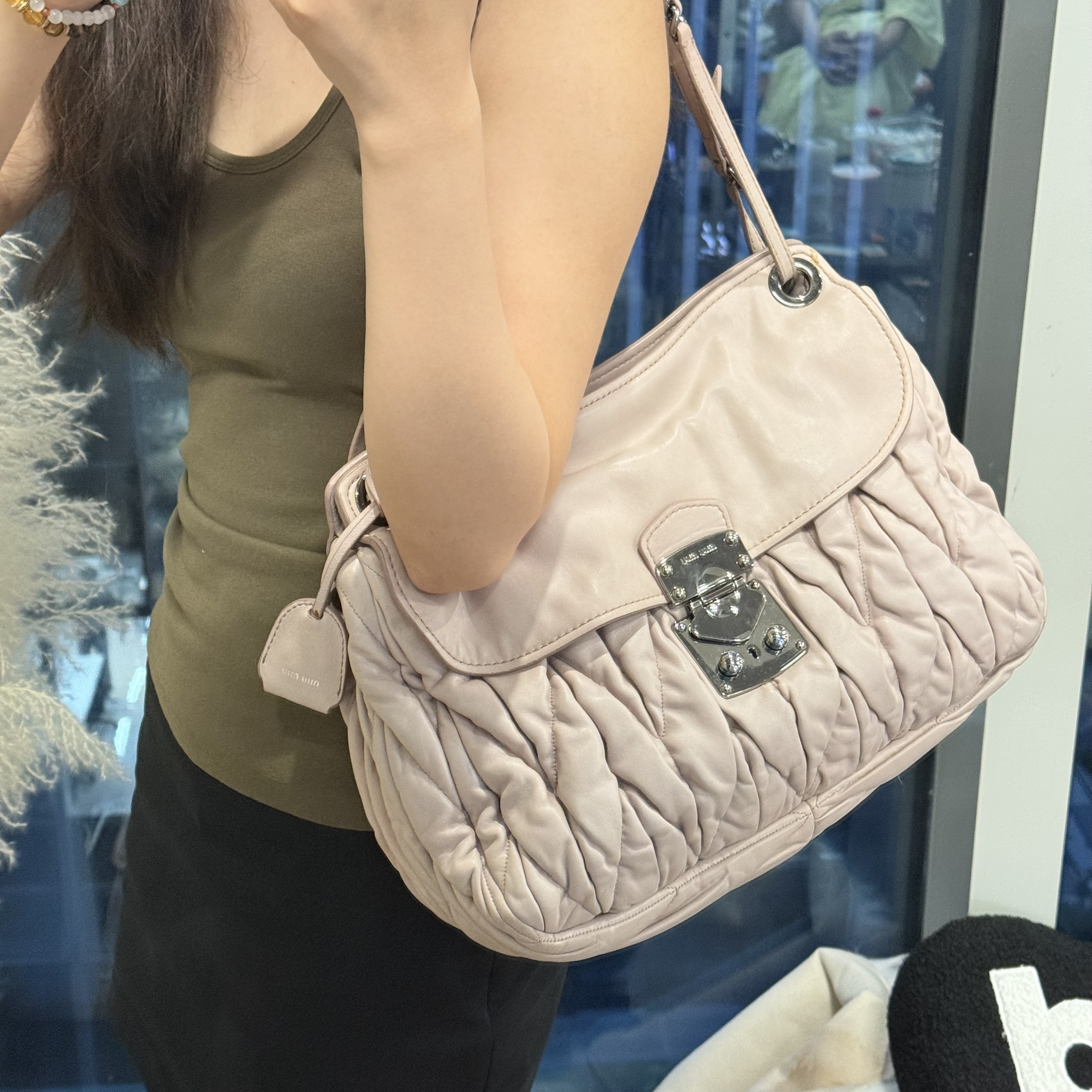 95新 MIU MIU/缪缪 淡粉色锁头褶皱斜挎包