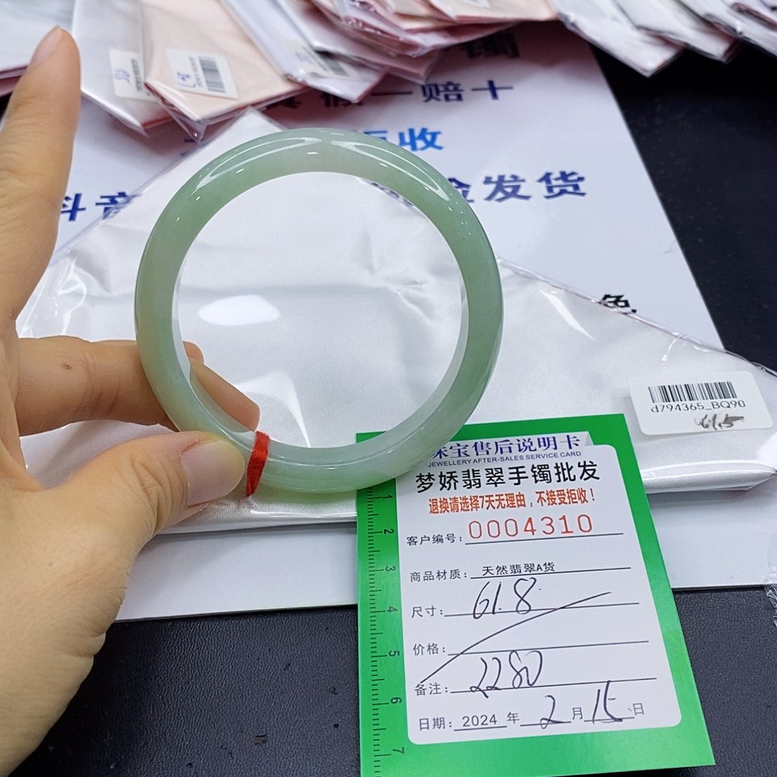 翡翠手镯未镶嵌翡翠手镯