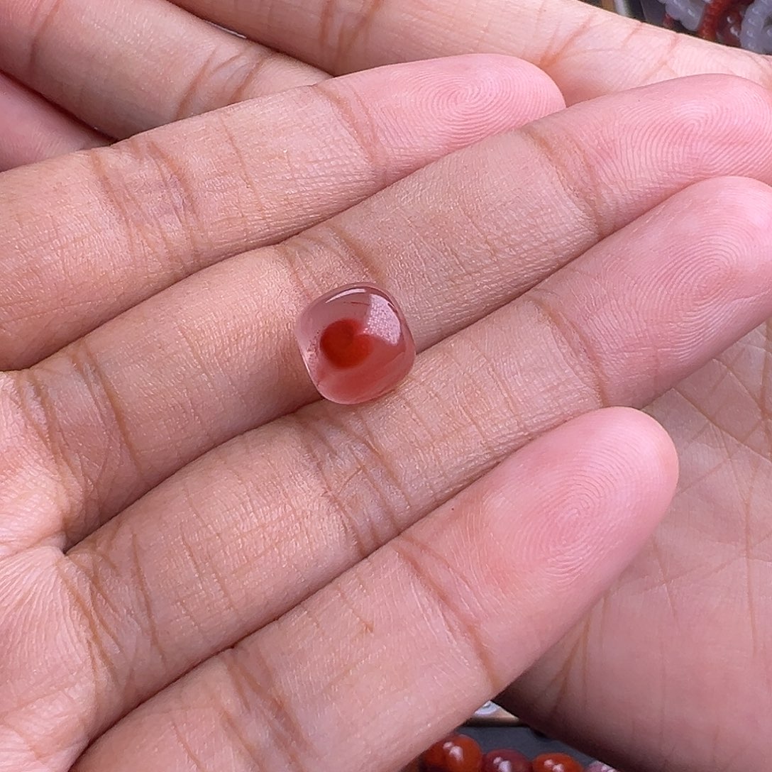 拿***龙未镶嵌南红玛瑙珠宝奇石