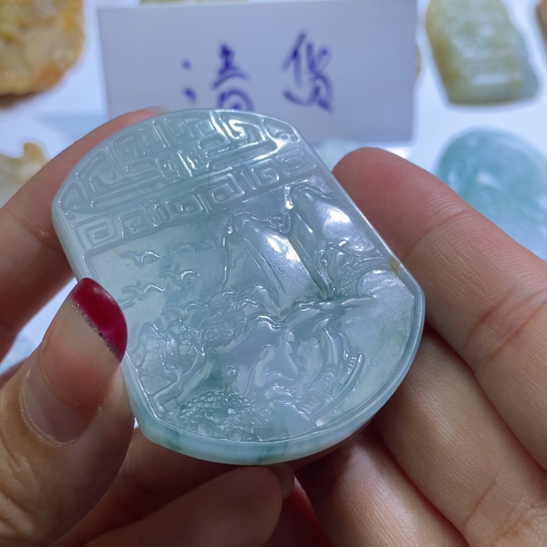 翡翠颈饰未镶嵌山水