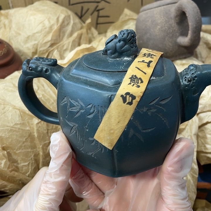 紫砂茶壶原矿泥料手工制作的一把紫砂壶。