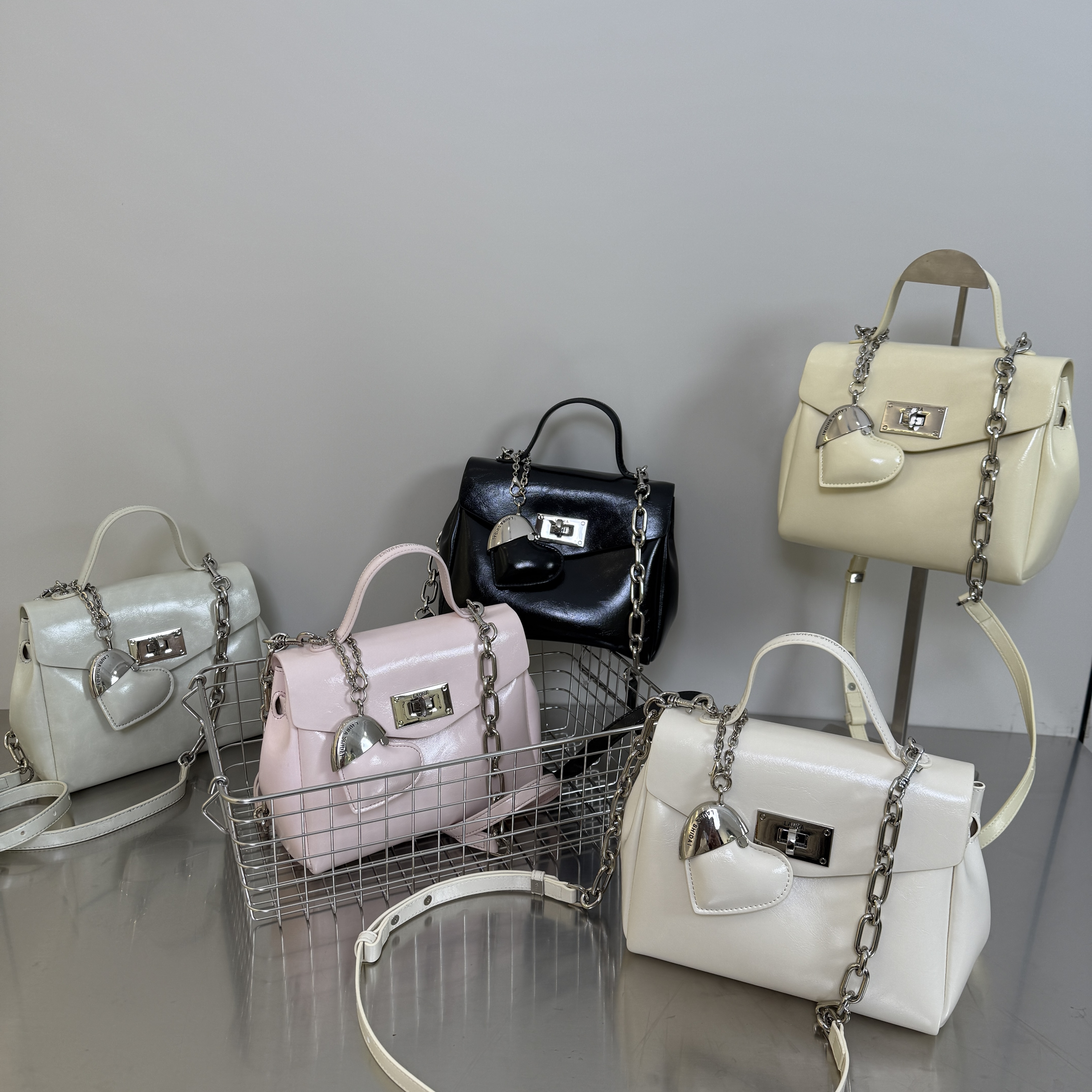 2025新款小爱心轻奢小众单肩斜跨包时尚百搭女士手提包