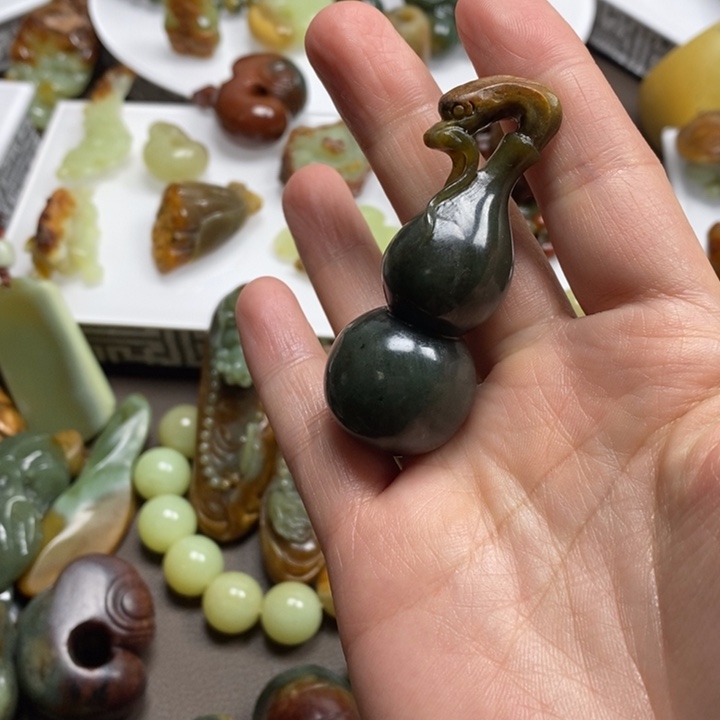 岫岩河磨玉（透闪石质玉）挂坠未镶嵌小*米