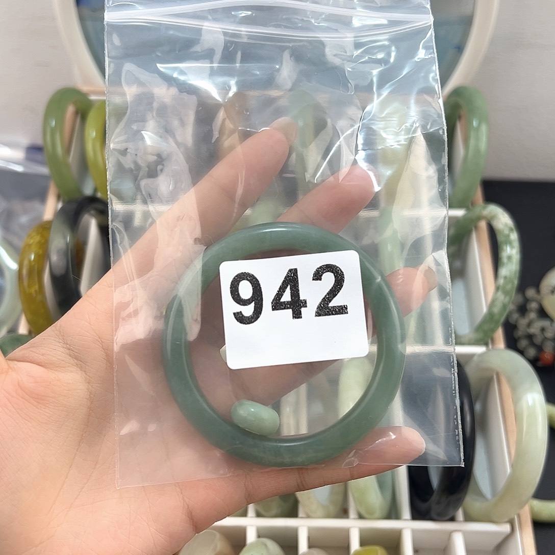 牛***掰未镶嵌蛇纹石玉颈饰