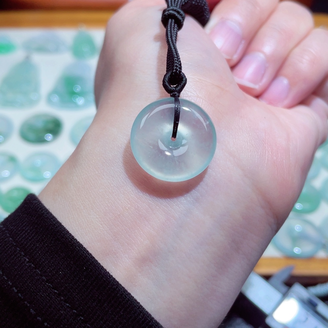 翡翠颈饰未镶嵌扣子