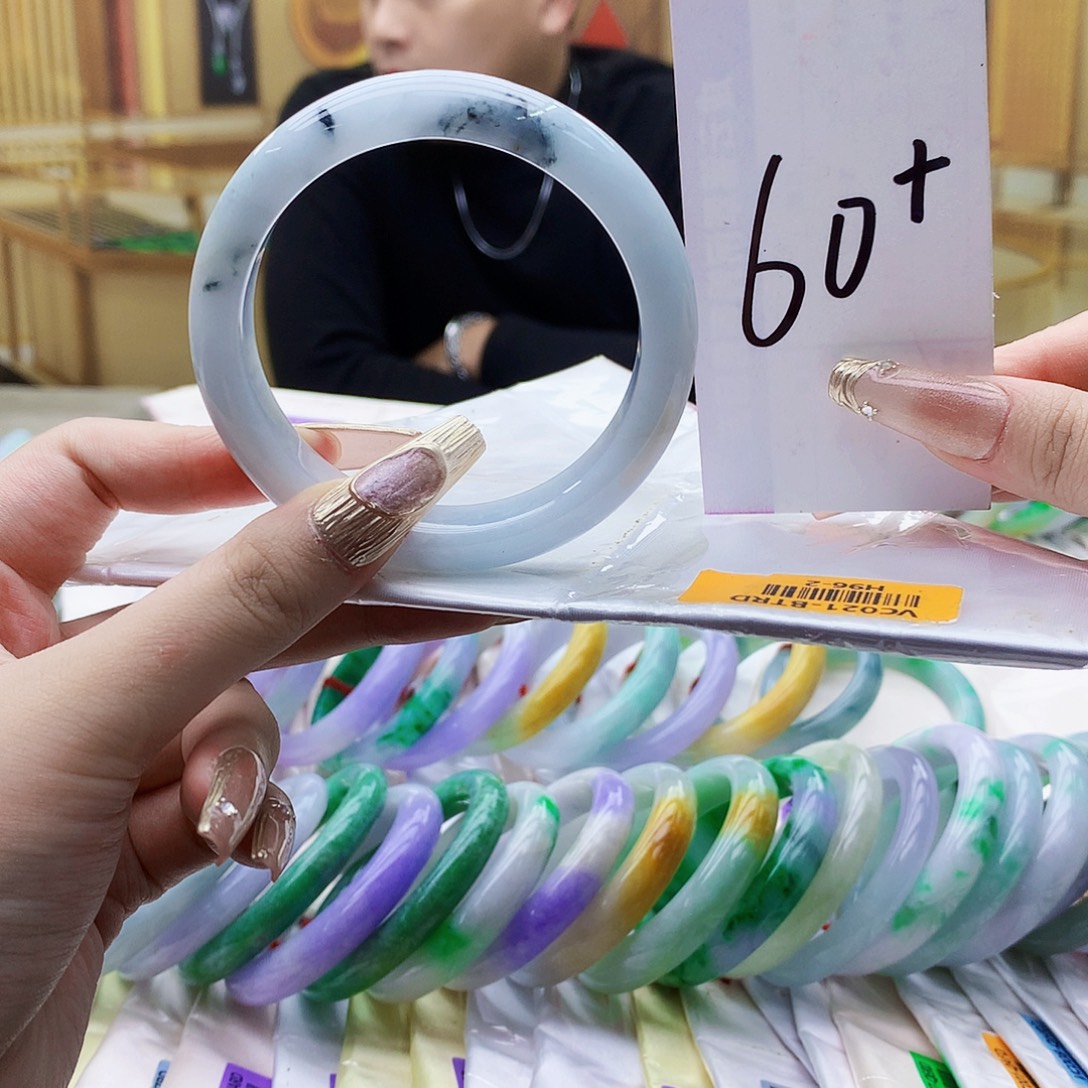 翡翠未镶嵌手镯ooooooij