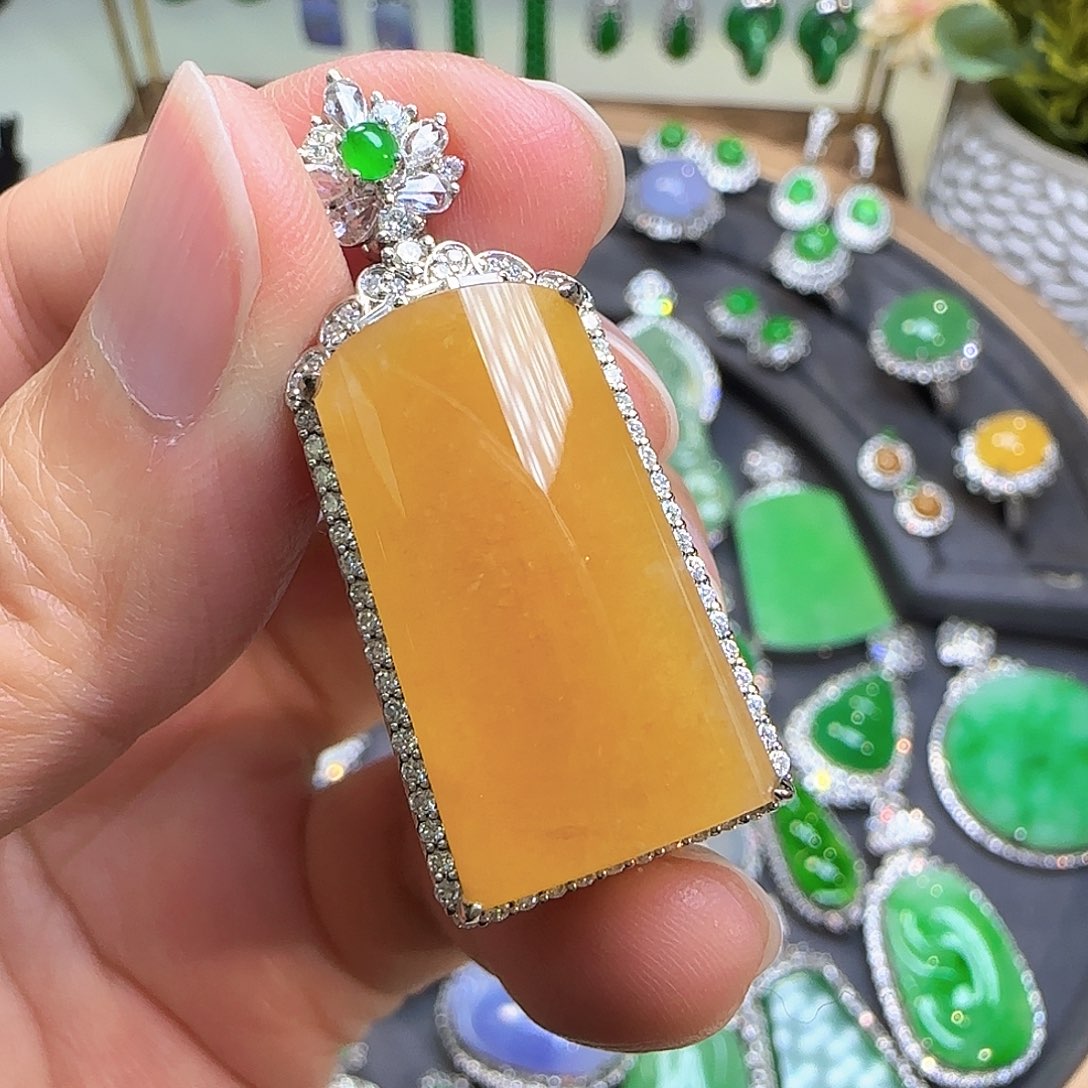 翡翠颈饰18K金镶嵌翡翠颈饰18K金镶嵌