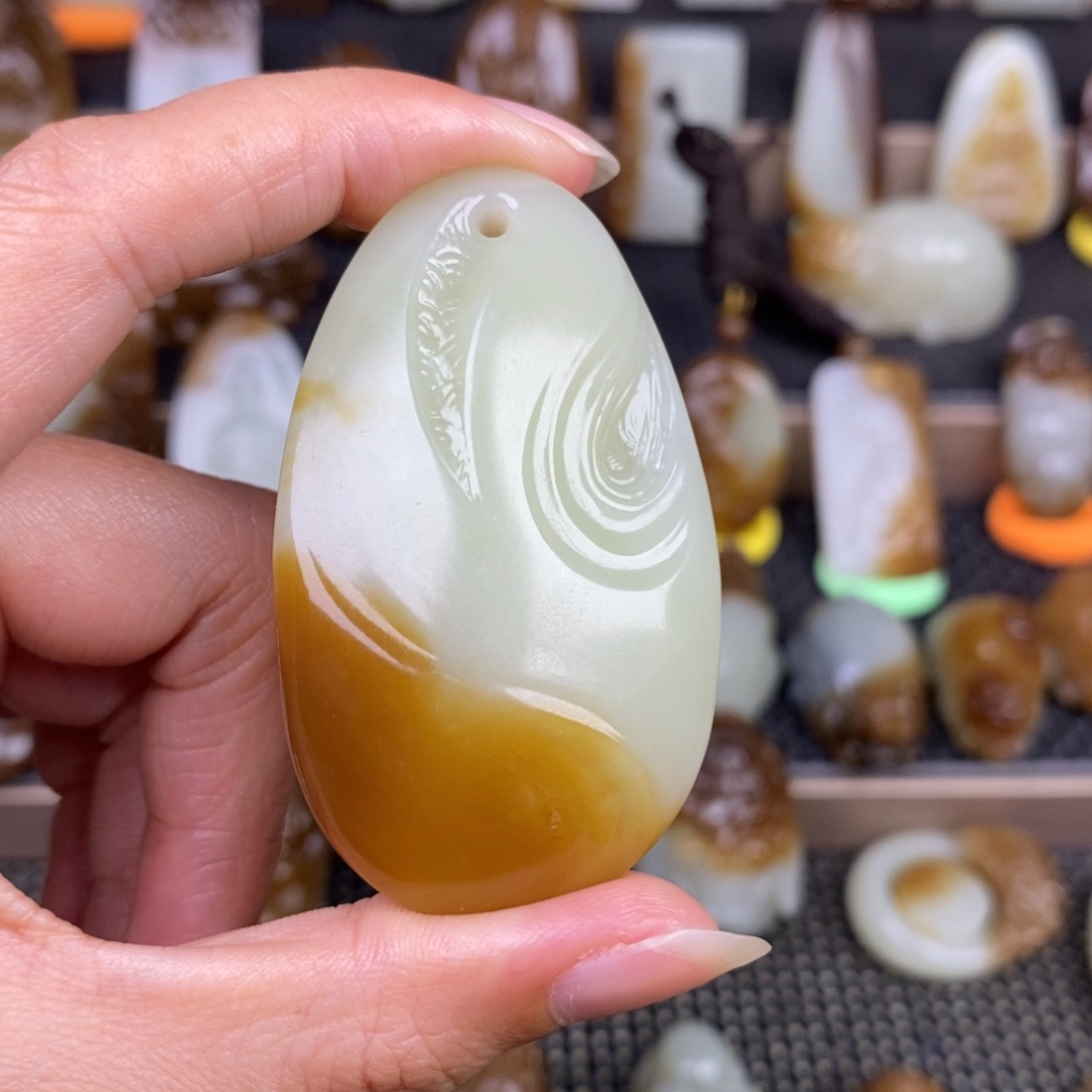 小***虎和田玉未镶嵌颈饰