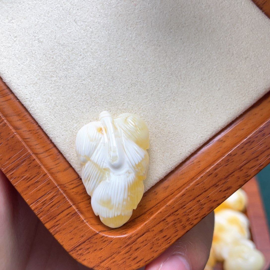 琥珀裸石未镶嵌蜜蜡