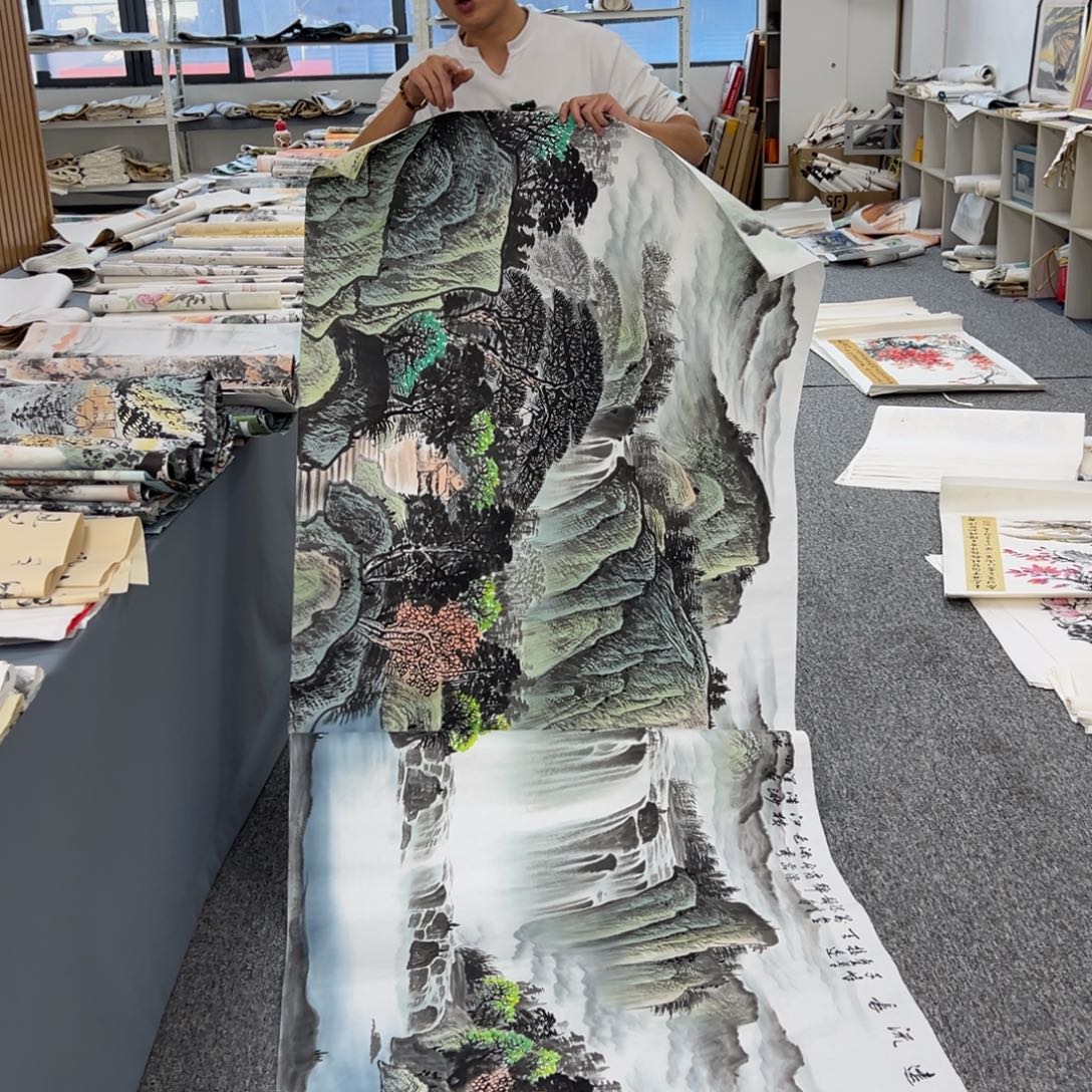 国画卖字画的小男孩