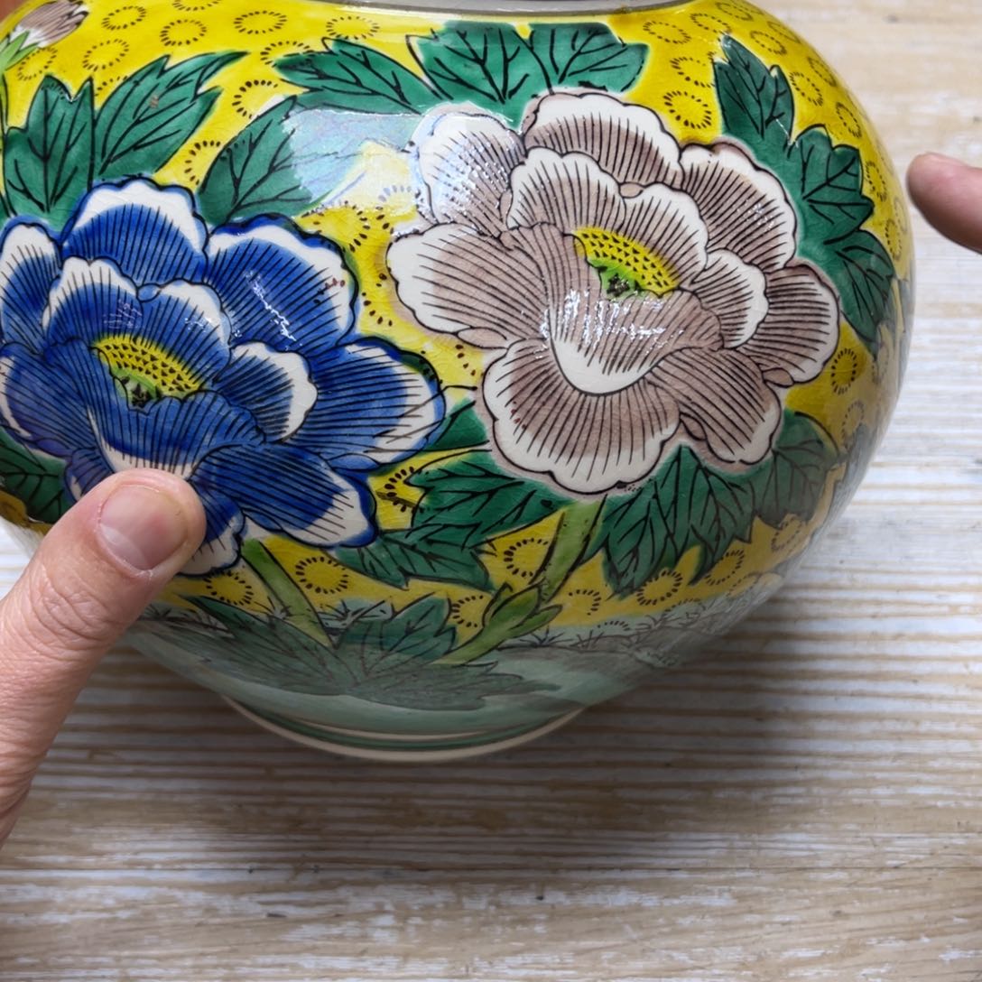 瓷片密密麻麻地排列