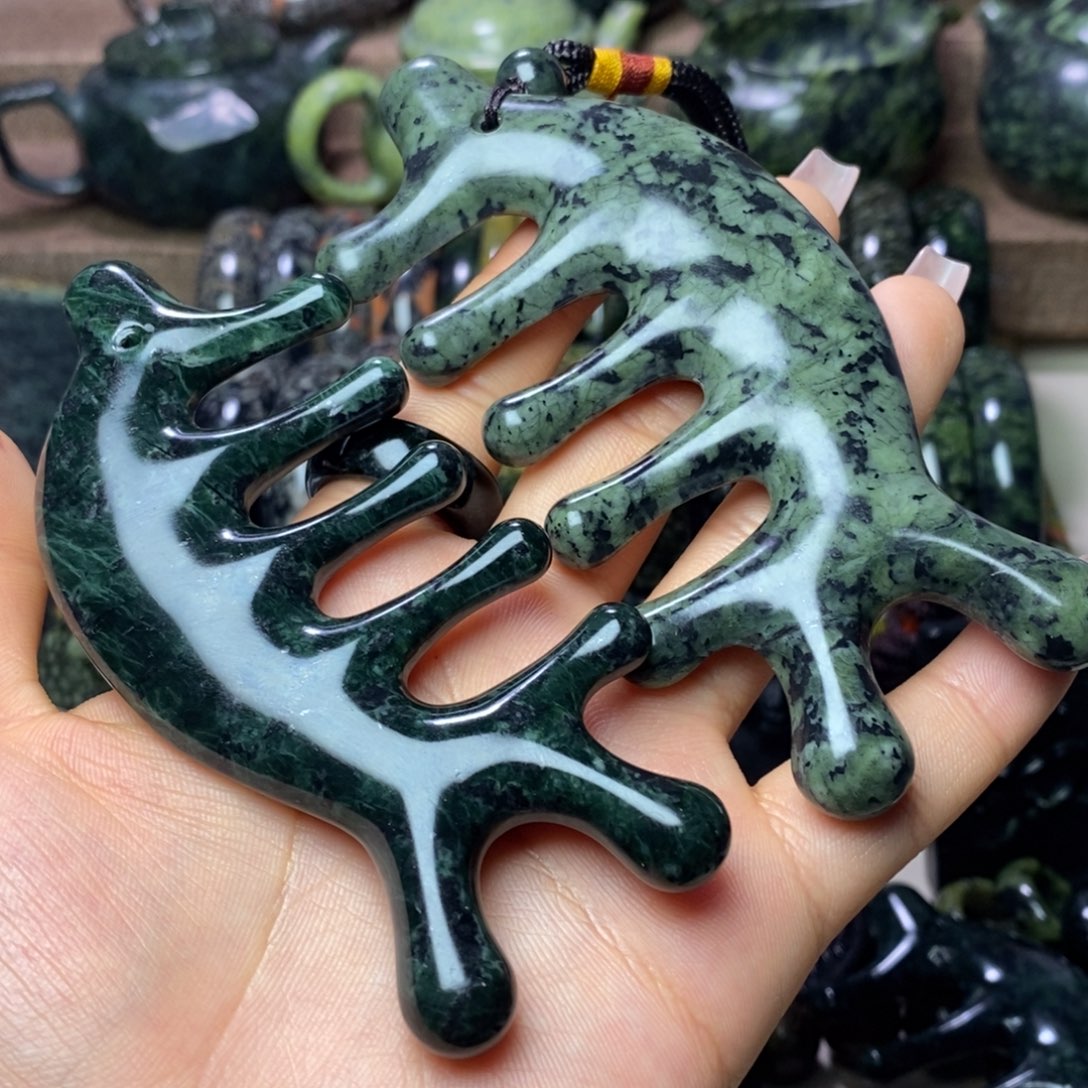 卿***蛇纹石玉未镶嵌颈饰