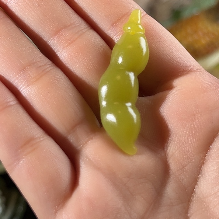 绿***莲蛇纹石玉未镶嵌珠宝奇石