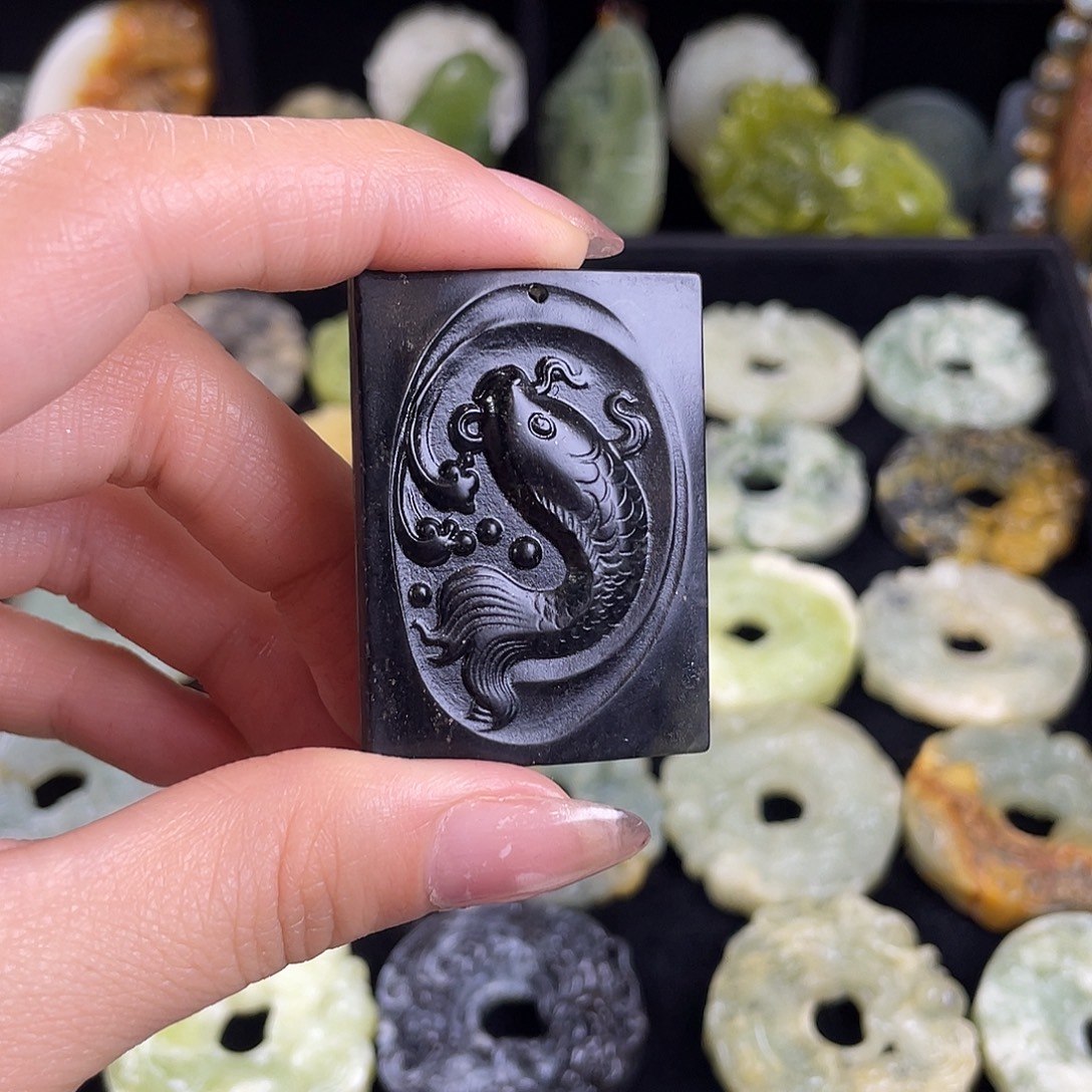 岫玉未镶嵌颈饰吊坠