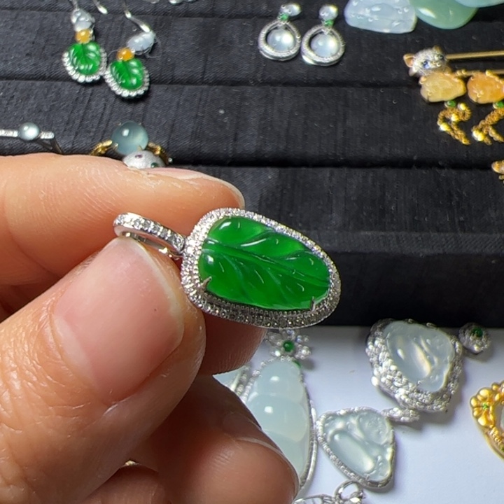 翡翠吊坠(不含链)18K金镶嵌翡翠吊坠项链