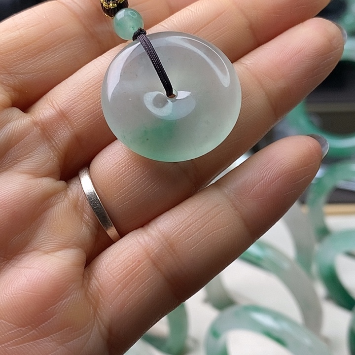 郑***6石英质玉（非洲翠）未镶嵌颈饰