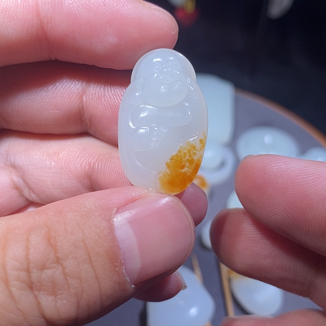 薇****和田玉未镶嵌车挂
