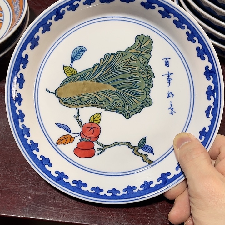 瓷片///////直径19厘米。红。