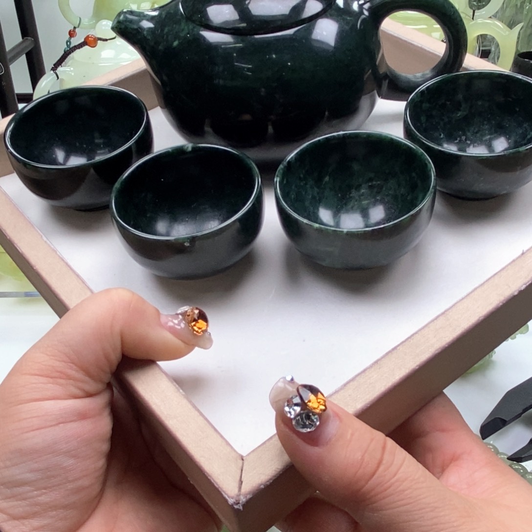 蛇纹石玉壶未镶嵌