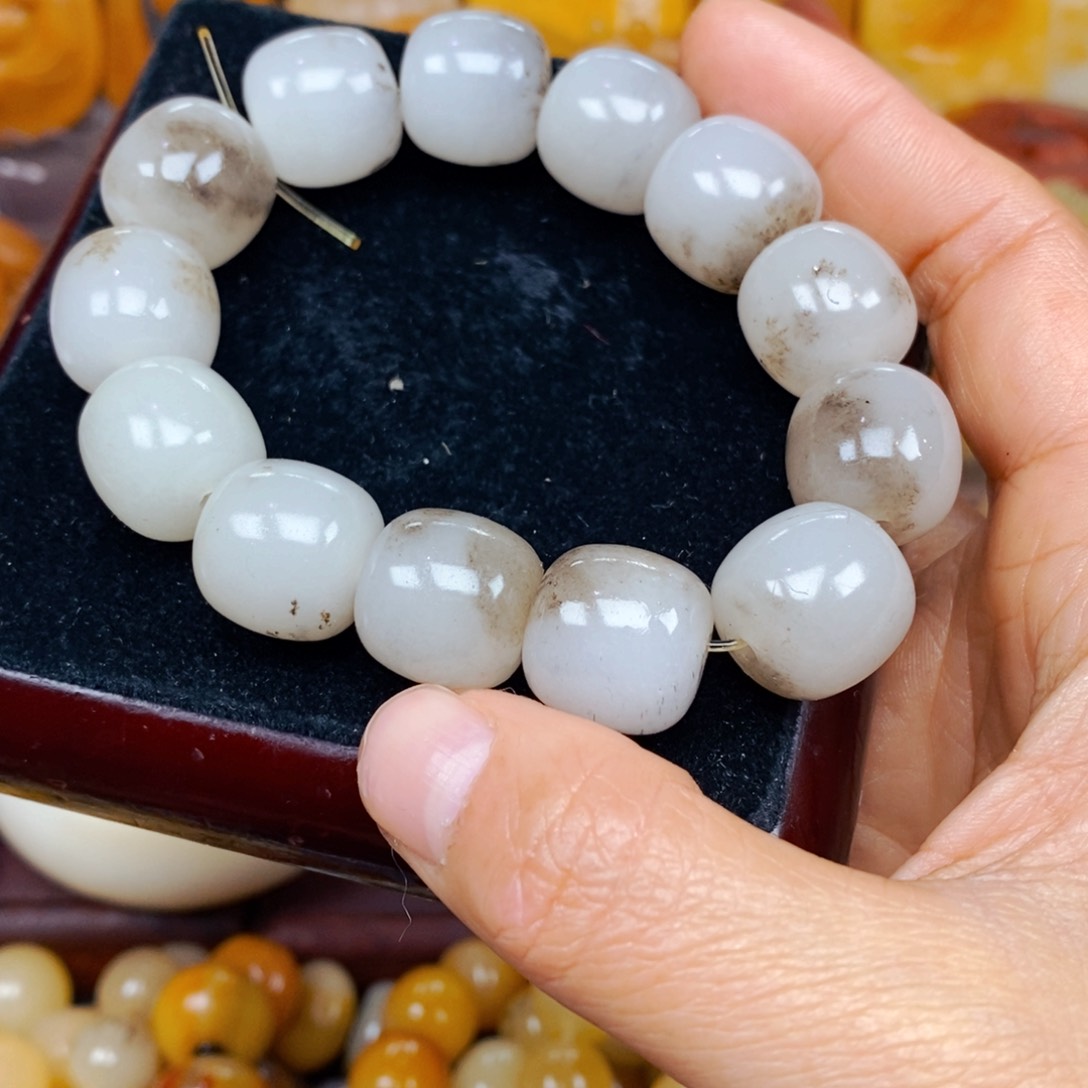 石英质玉（黄龙玉）颈饰未镶嵌