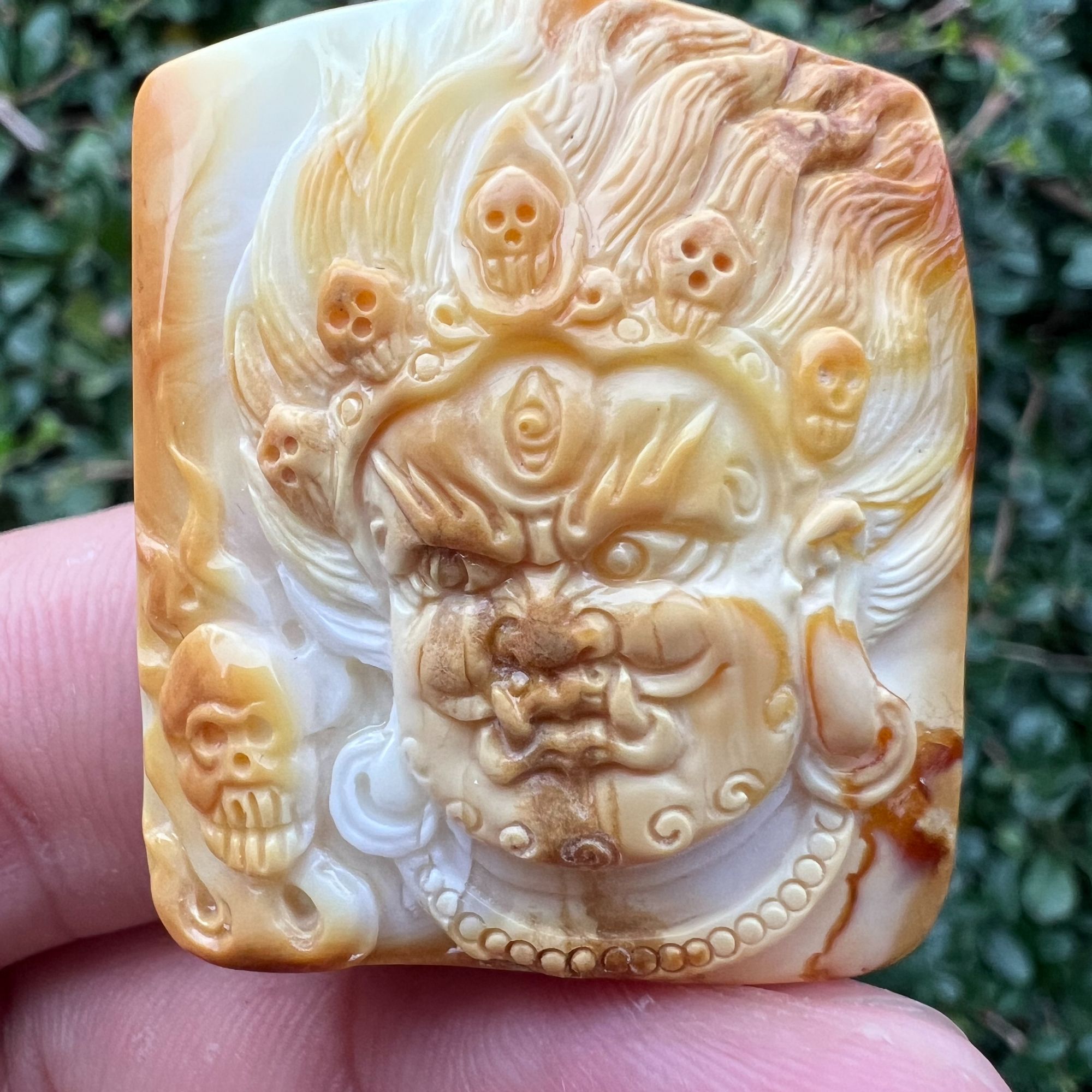 天然原矿蜜蜡原石白蜡大黑天雕刻件 精工俏色设计 重10.53克