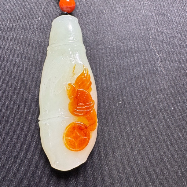 889-和田玉带皮节节高喜来财挂饰