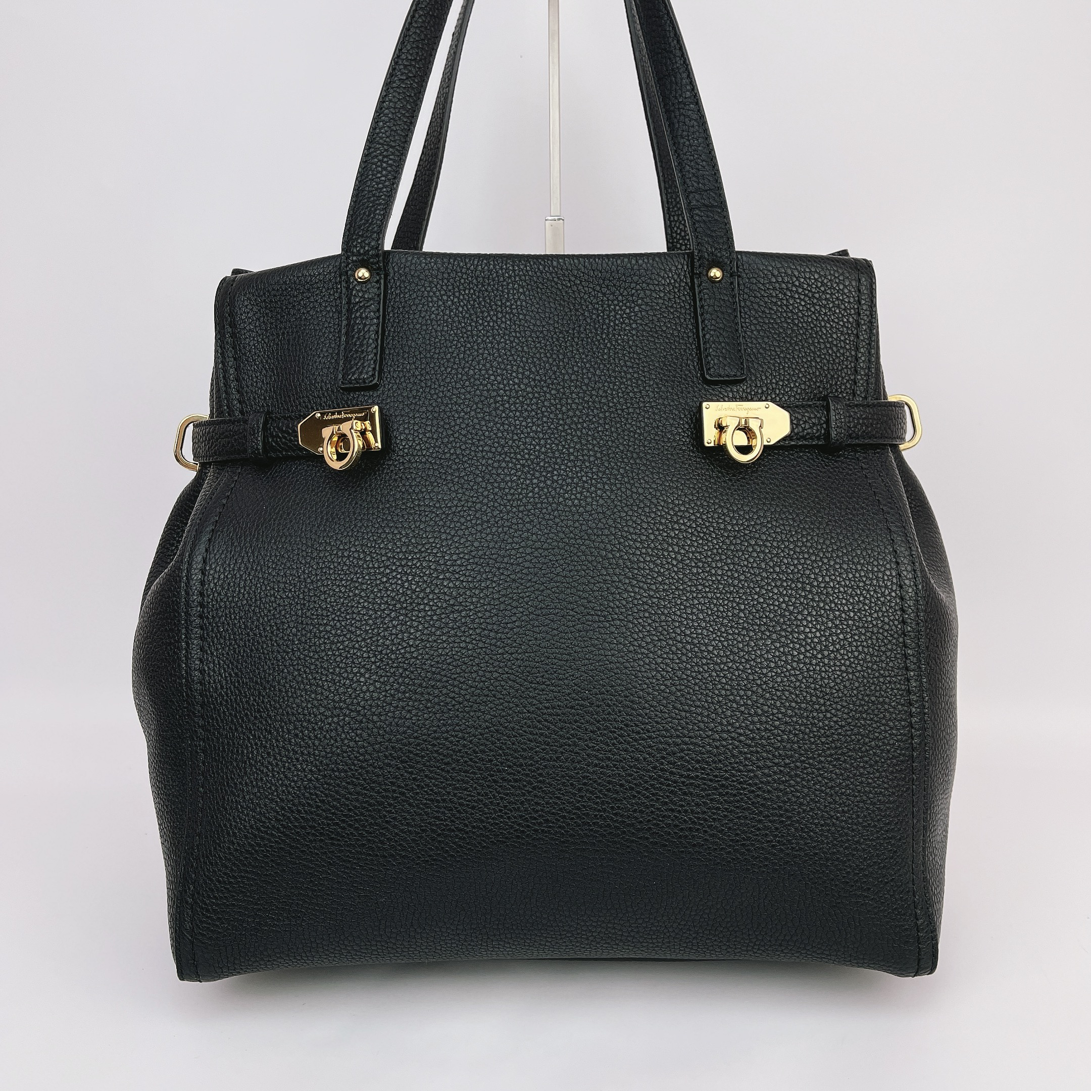 95新 FERRAGAMO/菲拉格慕 菲拉格慕 黑色牛皮手提包底长30 M834