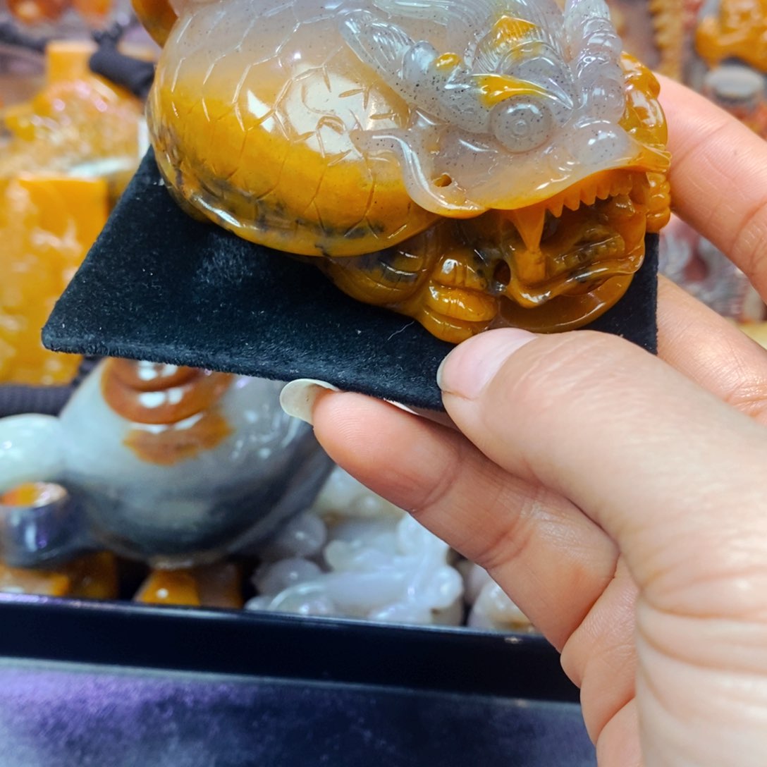 未镶嵌石英质玉（黄龙玉）颈饰