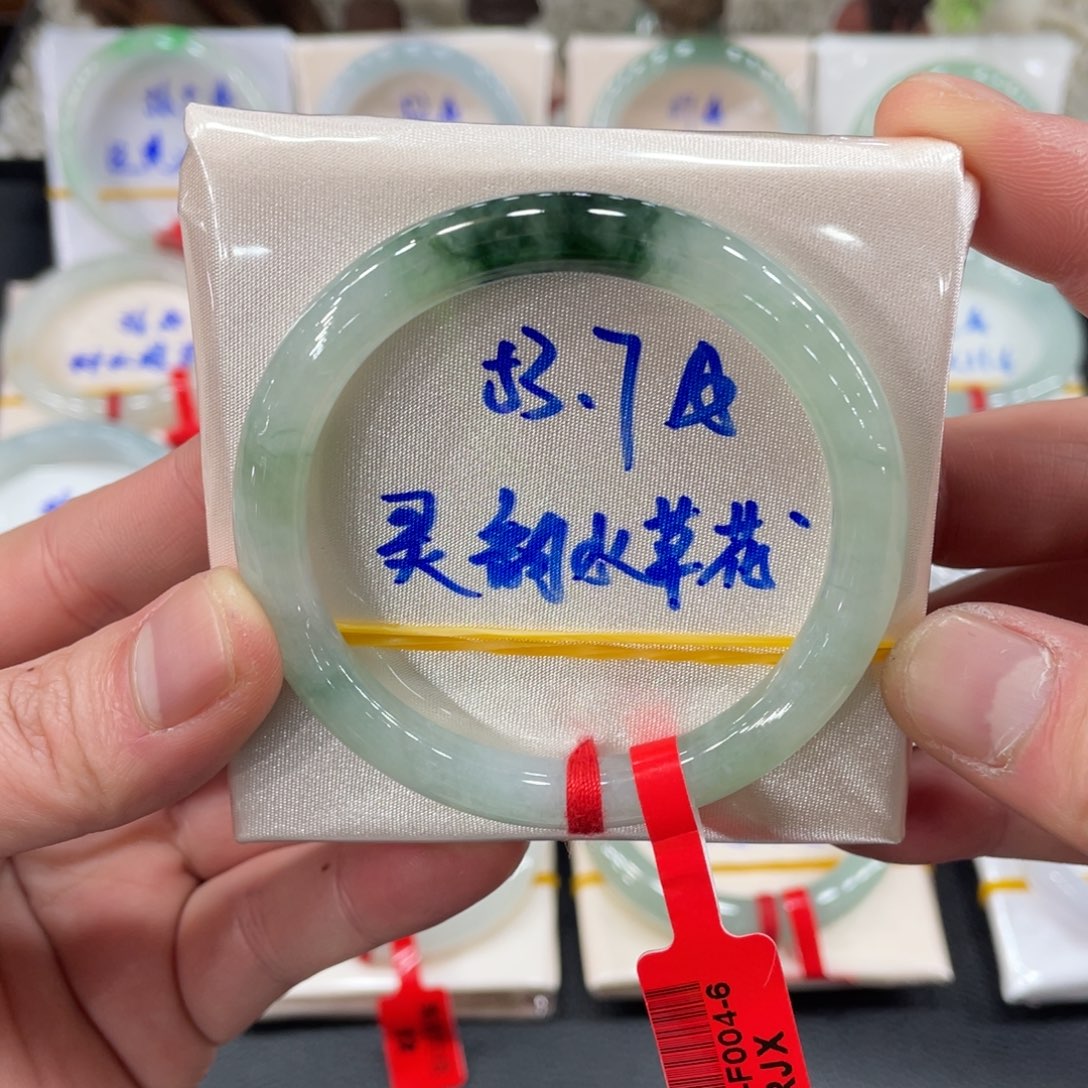 翡翠手镯未镶嵌翡翠