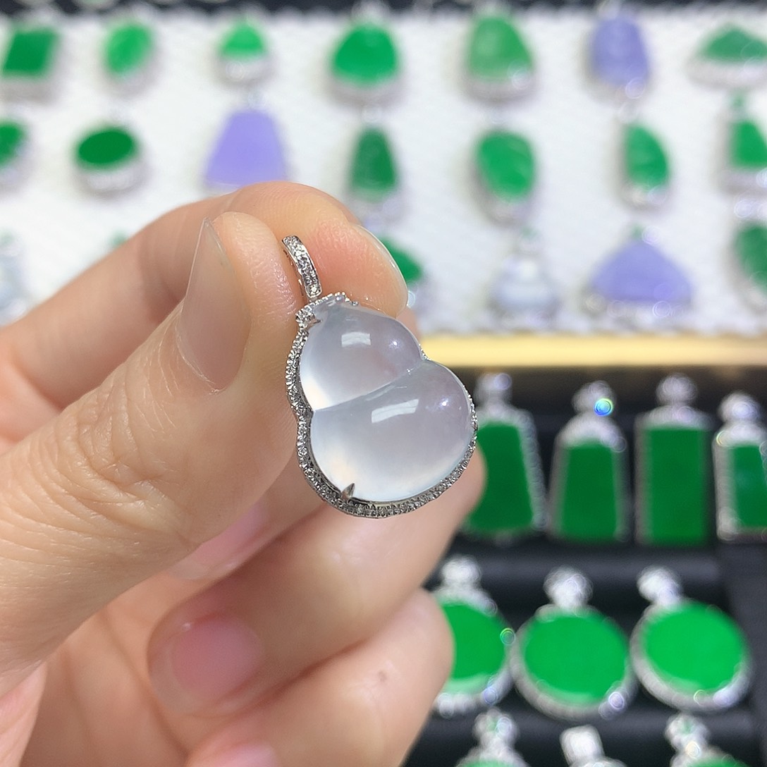 颈饰18K金镶嵌翡翠吊坠