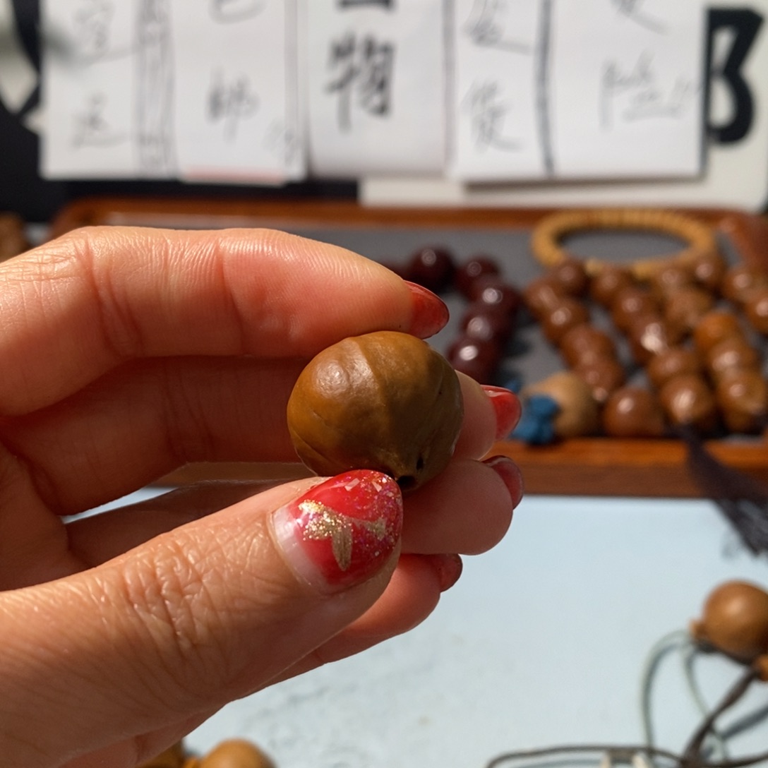 橄榄核手串大*在1.7三通4花1颗