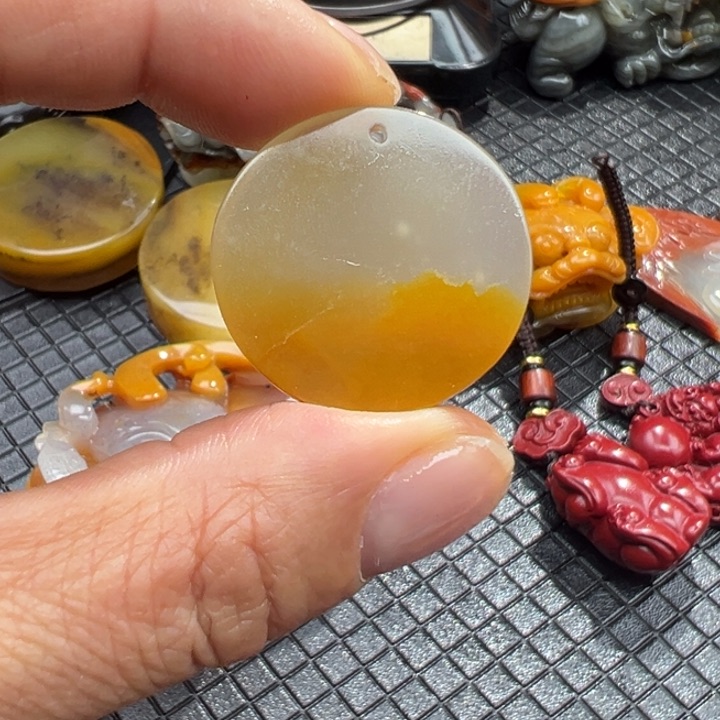 石英质玉（黄龙玉）颈饰未镶嵌