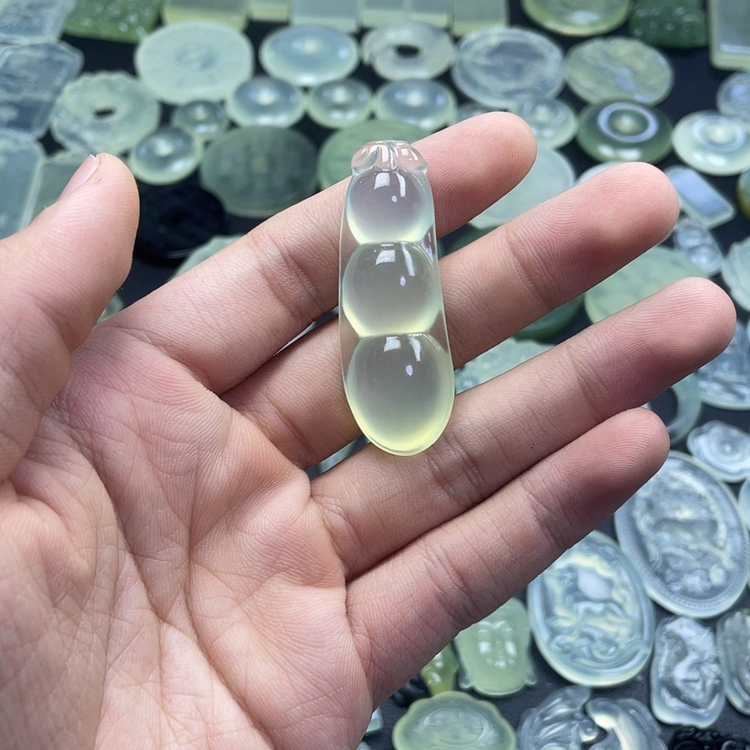 岫玉未镶嵌颈饰豆子