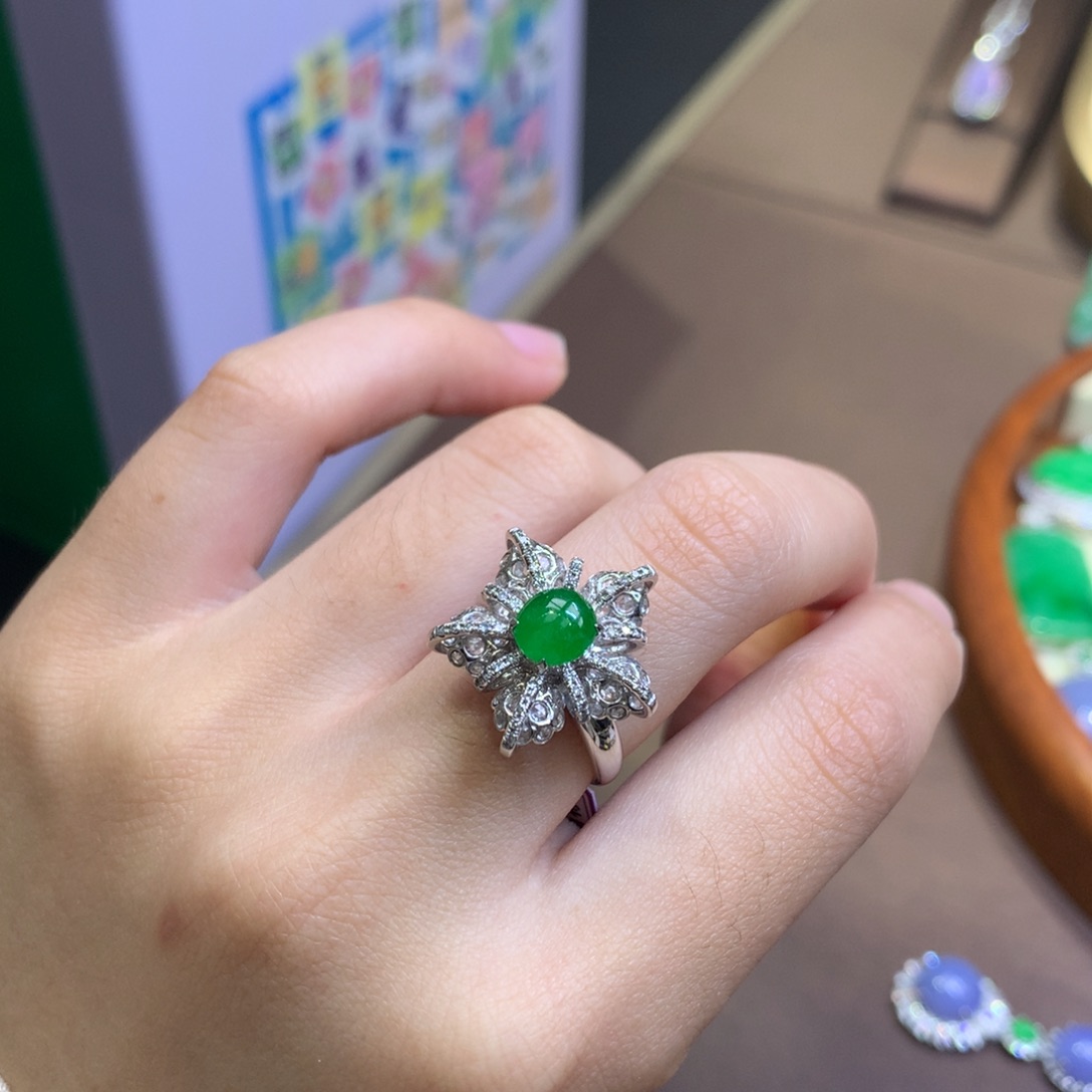 翡翠18K金镶嵌颈饰翡翠