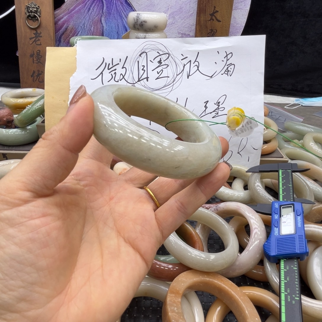 陆***一石英质玉未镶嵌手镯