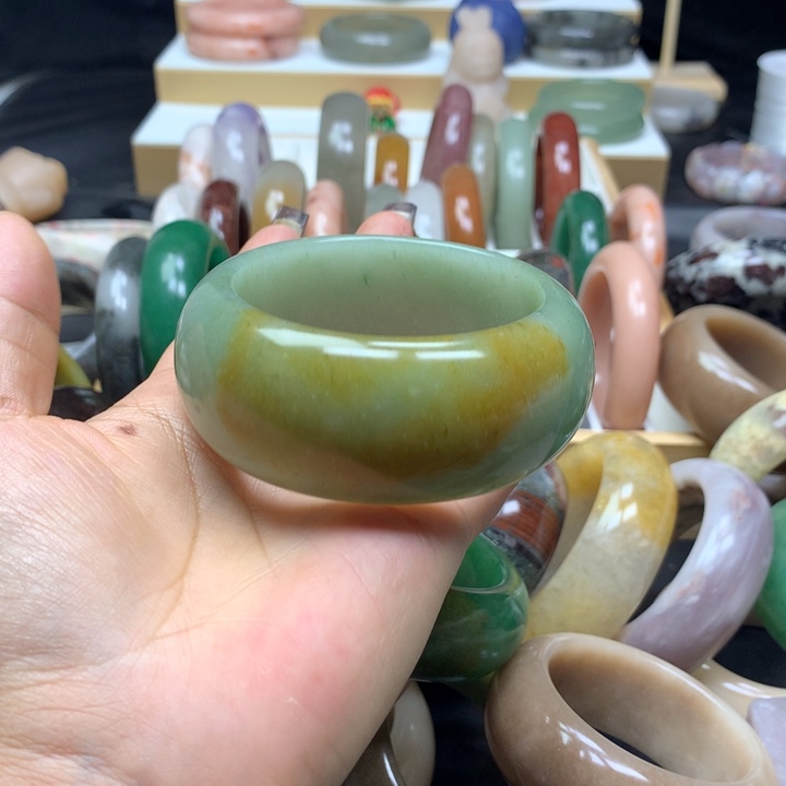 未镶嵌手镯石英质玉皮****飞