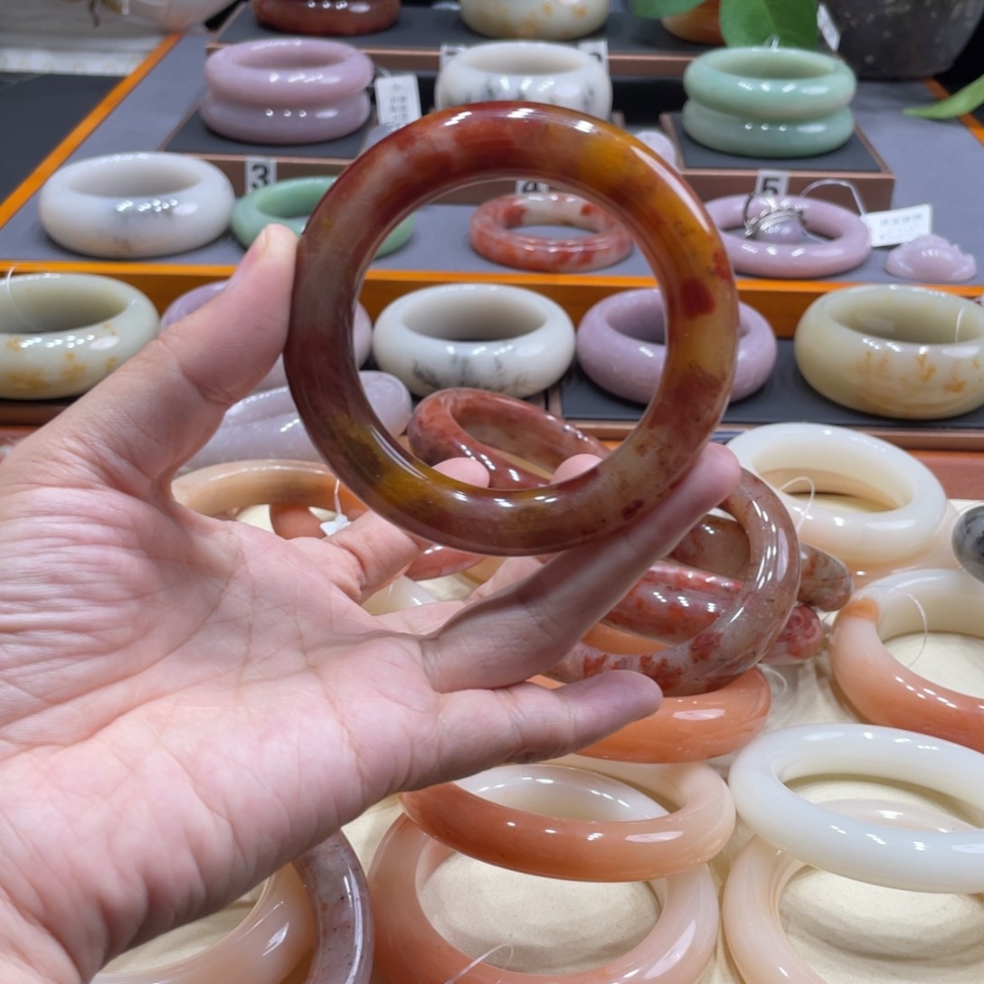 石英质玉手镯未镶嵌小**?