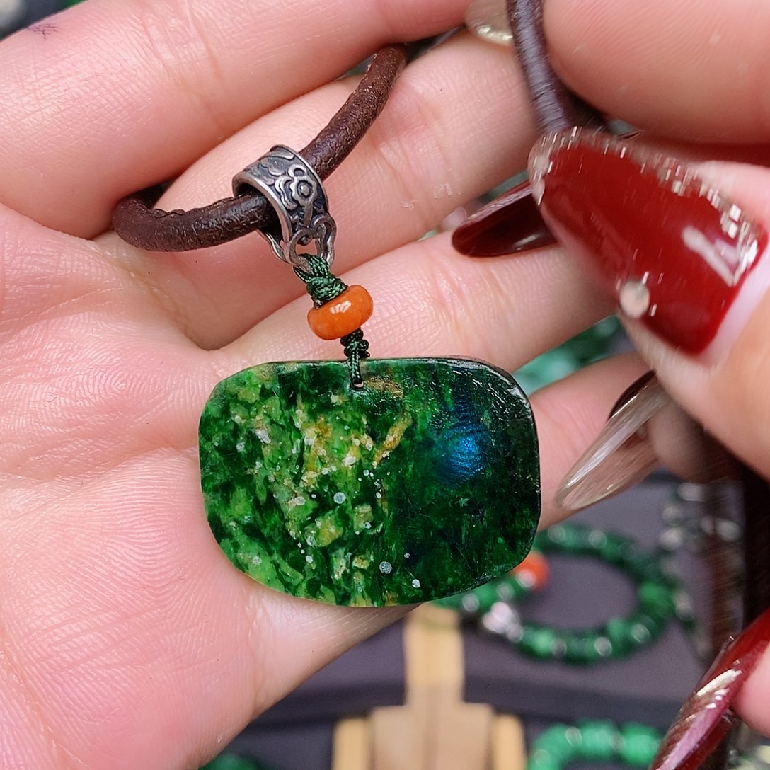 翡翠颈饰未镶嵌漂亮美眉