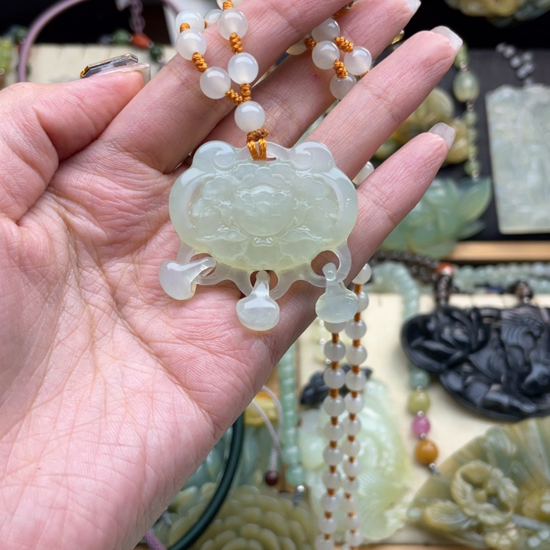 蛇纹石玉颈饰未镶嵌