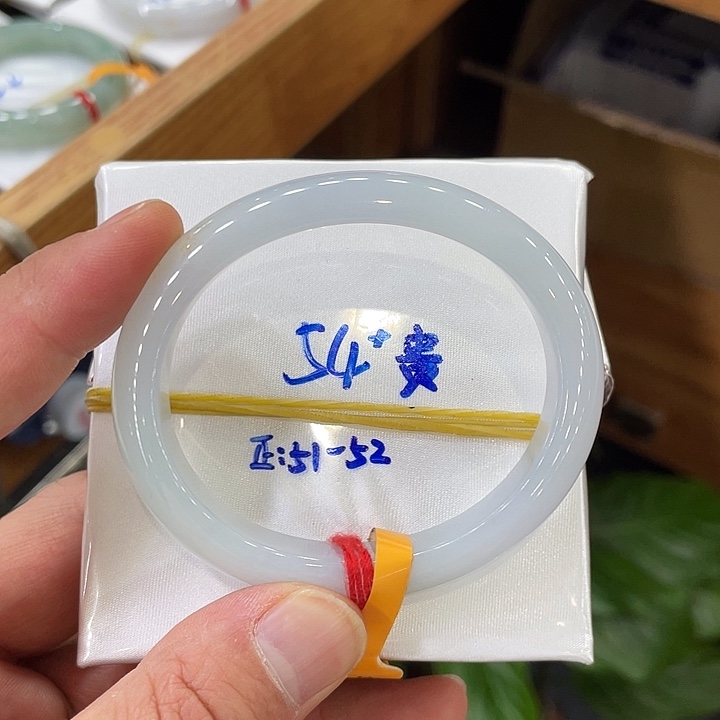 翡翠手镯未镶嵌翡翠