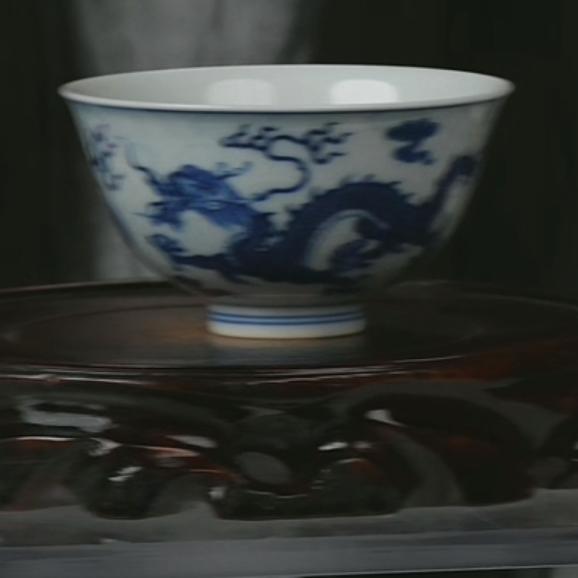 M青花海水双龙戏珠纹杯