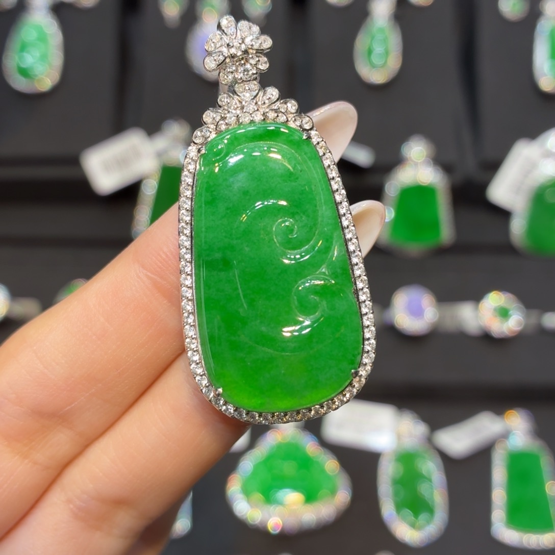 翡翠18K金镶嵌颈饰天然缅甸翡翠